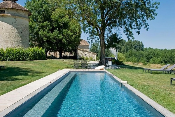 Piscine extérieure, chaises longues