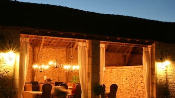 Se sirven cenas y cocina local e internacional