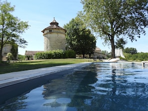 Piscina externa, espreguiçadeiras