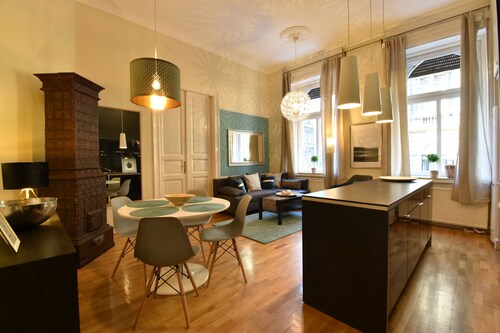 High end 3 bedroom / 3 bathroom flat