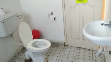 Chuveiro, toalhas de banho