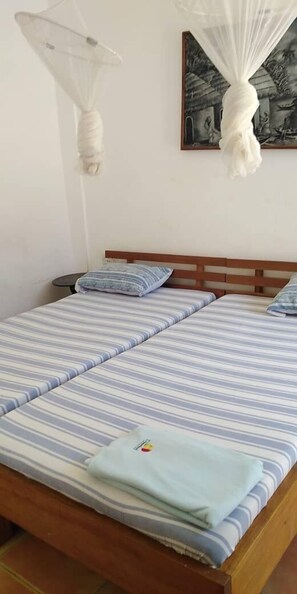 Iron/ironing board, rollaway beds, bed sheets - Dreamland Beach Resort - Hostel (Ada)
