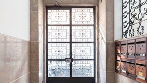 Una puerta grande y ornamentada con intrincados detalles de metal y un mecanismo de cierre seguro.