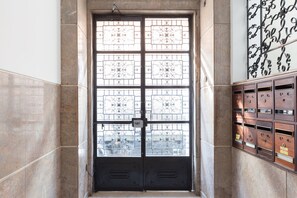 Interior entrance - Alves da Veiga Apartments (Porto)