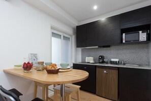 Appartement, 2 slaapkamers | Privékeuken | Een koelkast/vriezer, een magnetron, een kookplaat