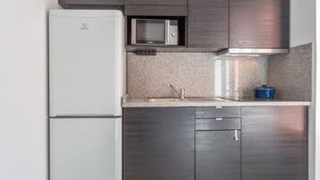 Appartement, 1 chambre, terrasse | Cuisine privée | Grand réfrigérateur, micro-ondes, plaque de cuisson