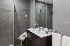 Apartment, 2 Bedrooms | Bathroom | Shower, towels - Alves da Veiga Apartments (Porto)