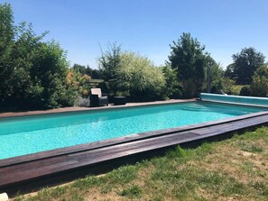 Una piscina al aire libre de temporada