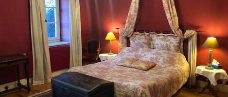 Individuell dekoriert, individuell eingerichtet, schallisolierte Zimmer