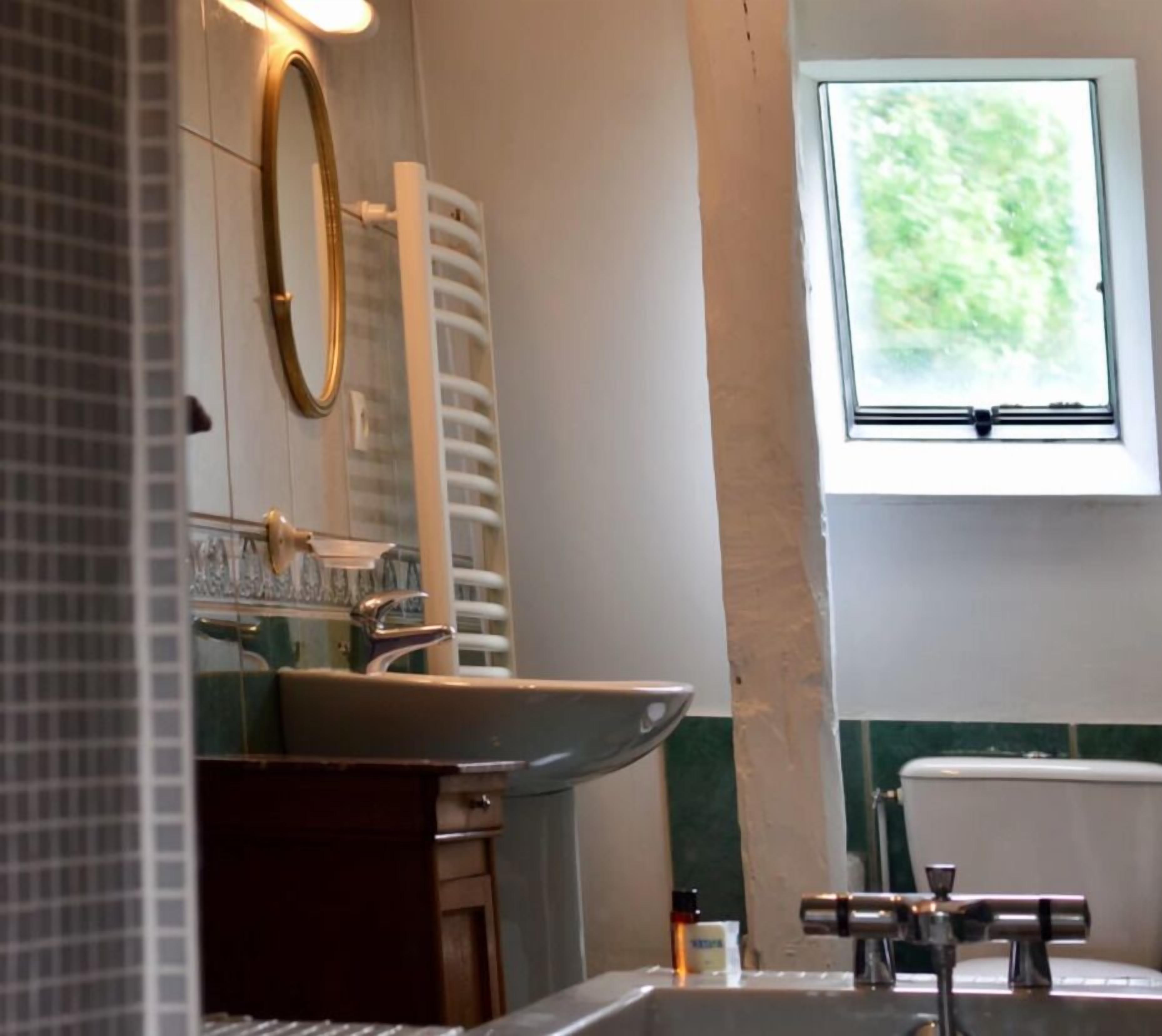 Kamer, uitzicht op tuin | Badkamer | Badjassen