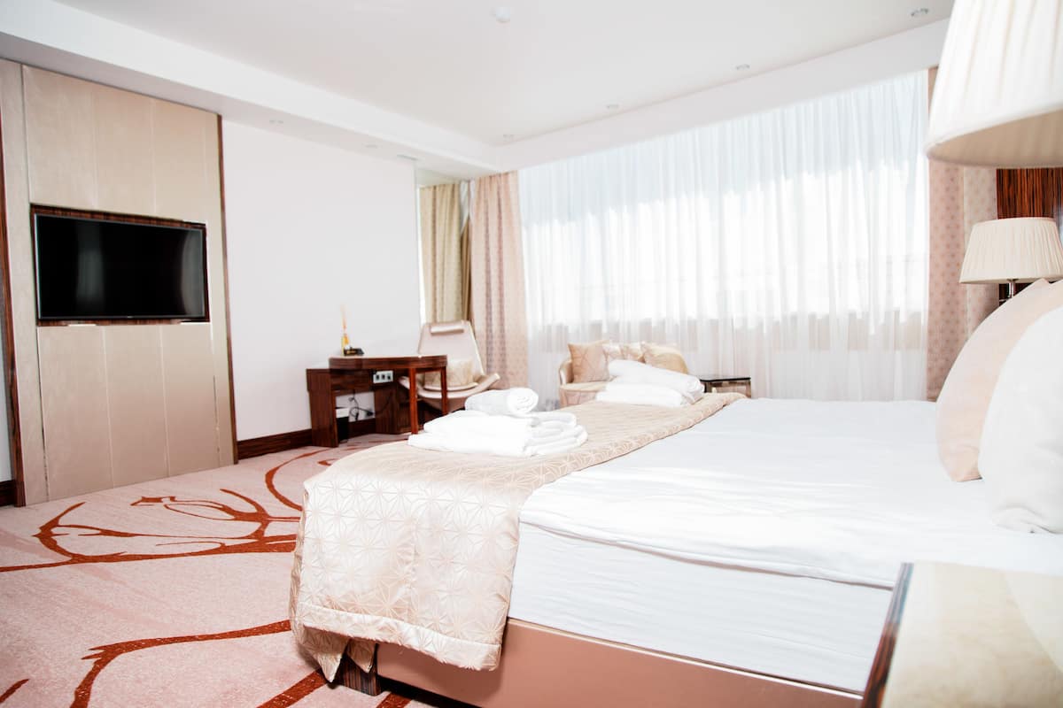 Standard Double Room, City View | Bar mini, peti besi dalam bilik, meja, kalis bunyi 