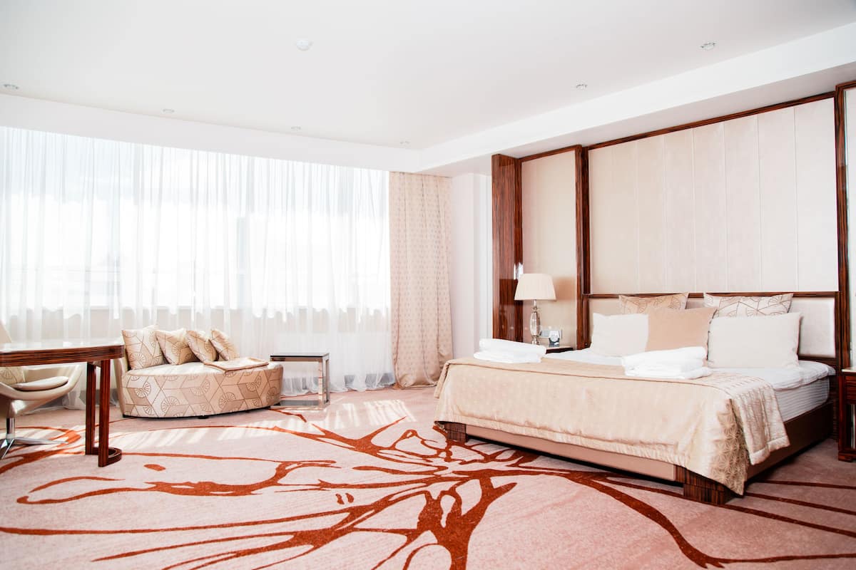 Suite, 1 Bedroom | Bar mini, peti besi dalam bilik, meja, kalis bunyi 