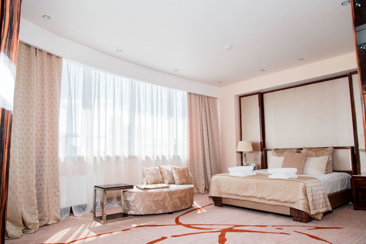 Deluxe Suite | Bar mini, peti besi dalam bilik, meja, kalis bunyi 