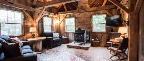 Televisio, takka, kirjoja