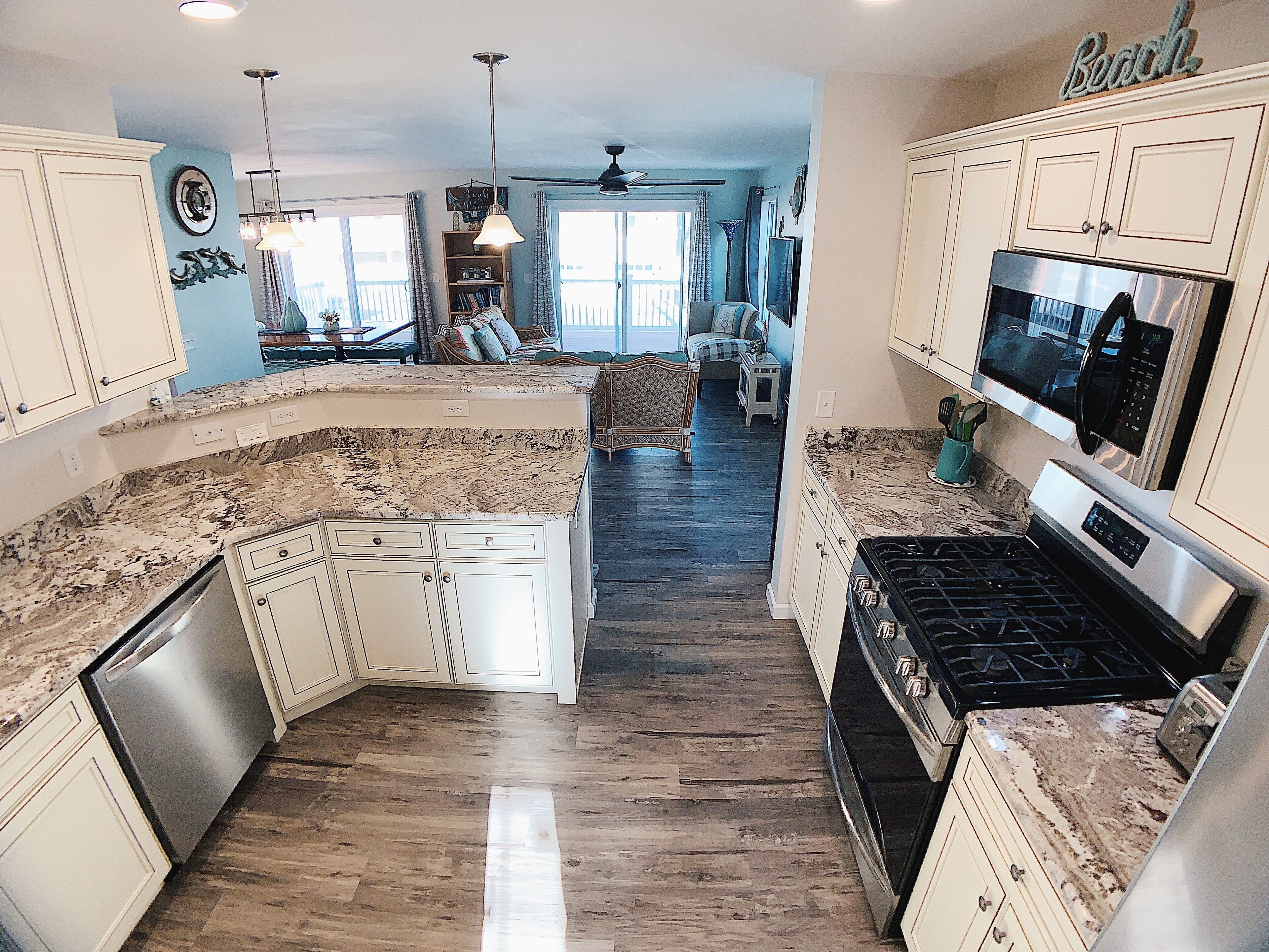 Frigorífico, microondas, horno y placa de cocina