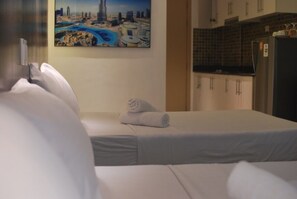 1 bedroom, internet, bed sheets - Deluxe Twin Suite Bed (Pasay)