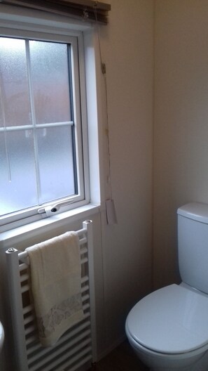 Bungalow | Bathroom | Shower, free toiletries, hair dryer, towels - Craigrossie (Auchterarder)