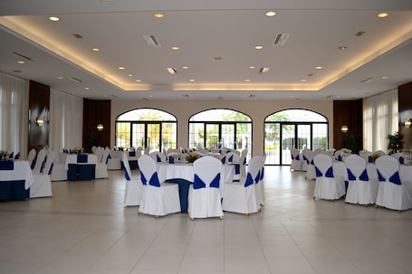 Breakfast, lunch and dinner served