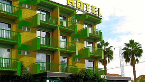 A multi-story hotel with balconies and a sign that reads "HOTEL". - Hotel Veracruz (Don Benito)