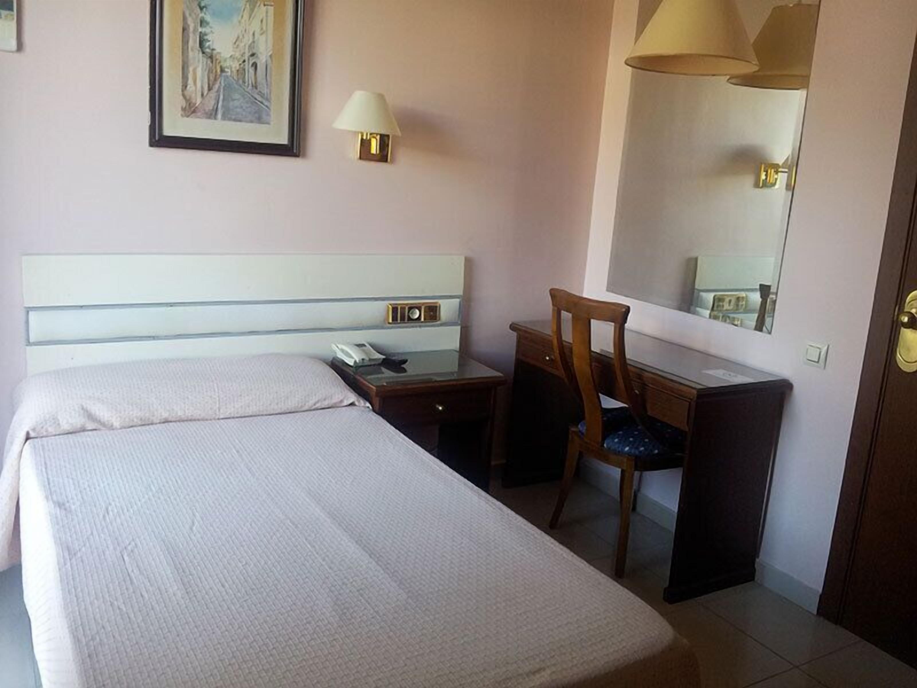 single room | desk, blackout curtains, cots/infant beds, rollaway beds