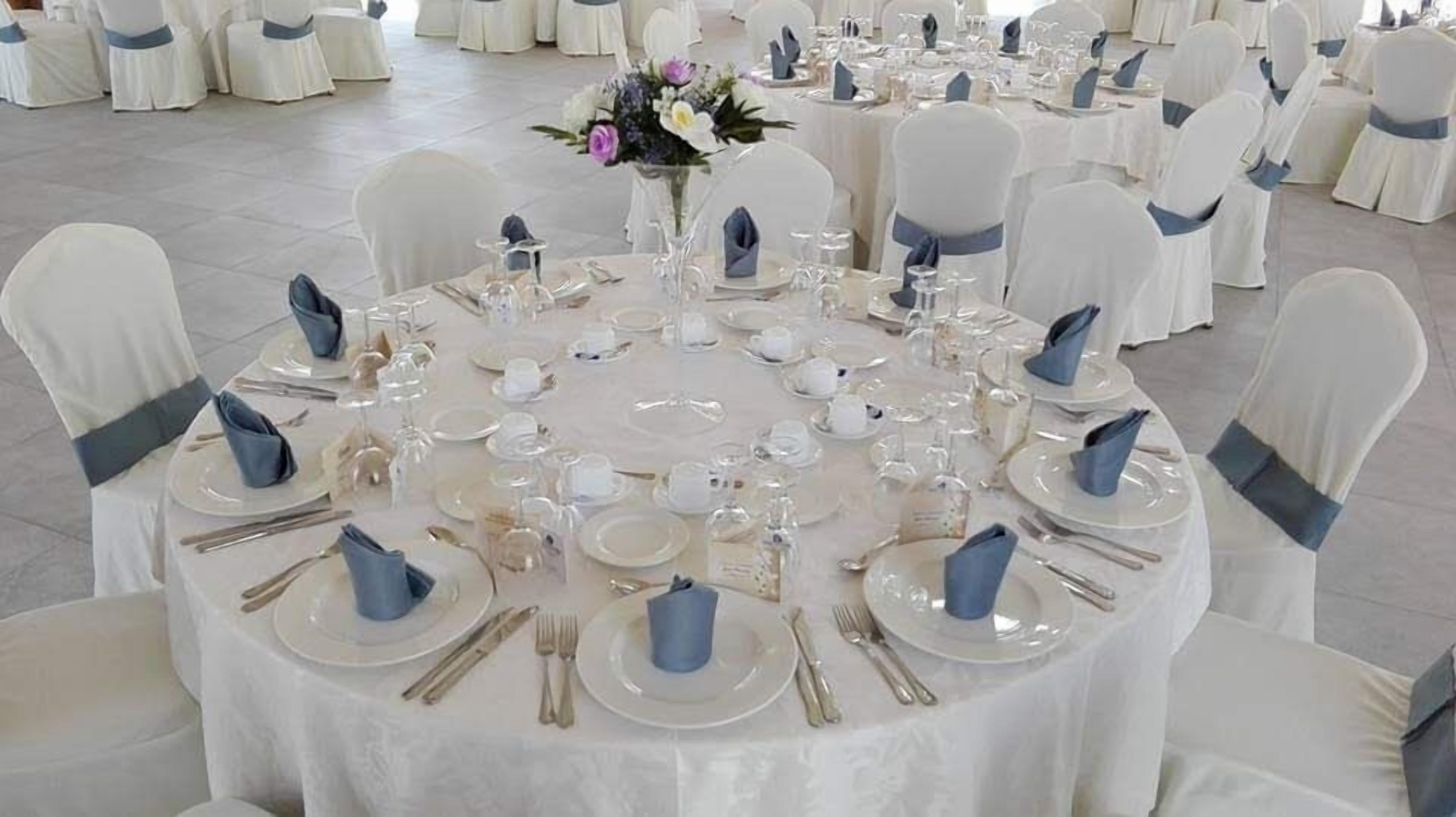 breakfast, lunch and dinner served