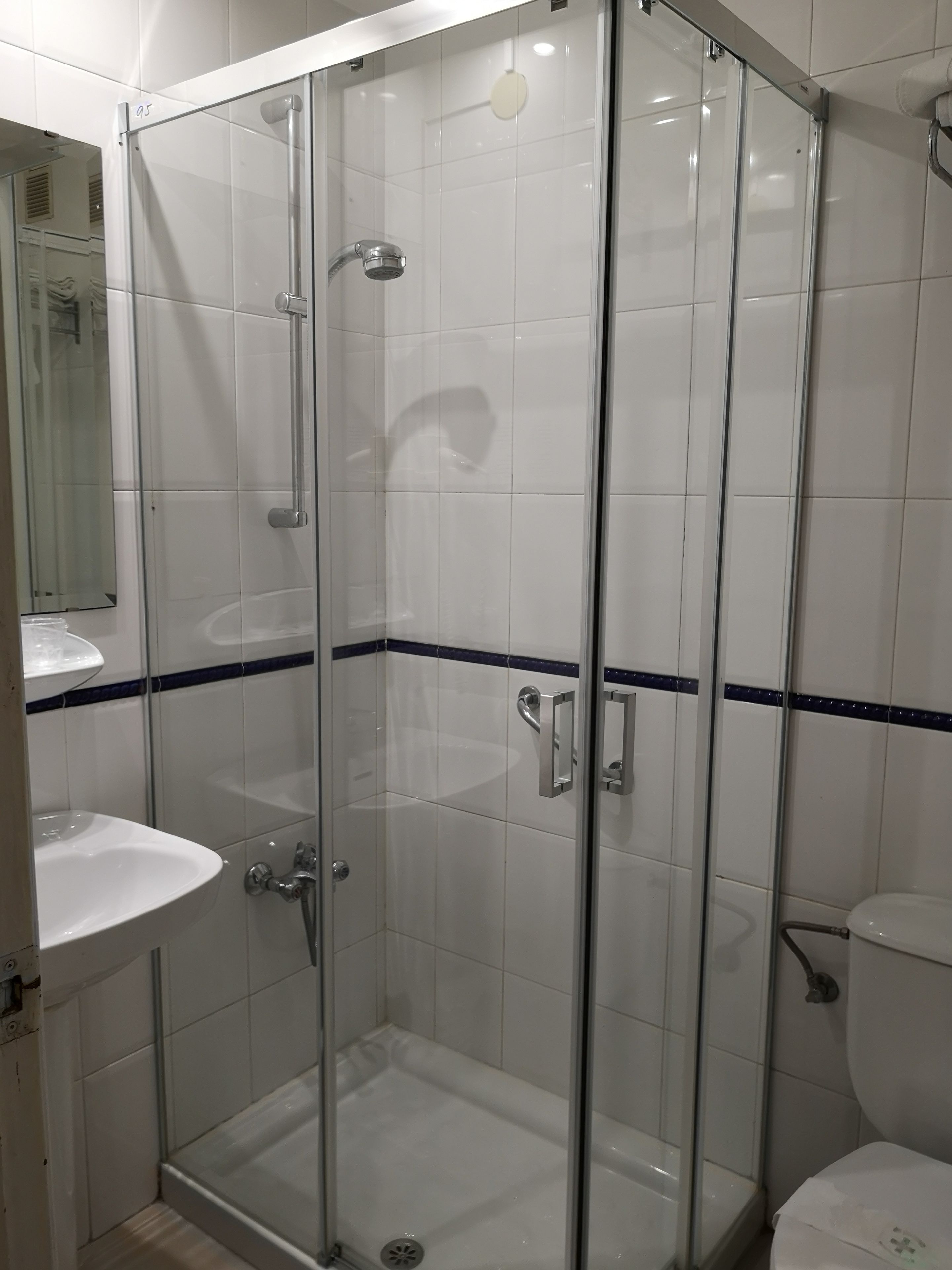 single room | bathroom shower