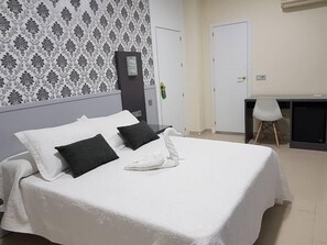 双人房或双床房 | 办公桌、遮光窗帘、婴儿床、折叠床/加床（额外收费）