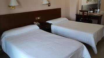 Kamer, 1 twee- of 2 eenpersoonsbedden | Een bureau, verduisterende gordijnen, babybedden (toeslag)