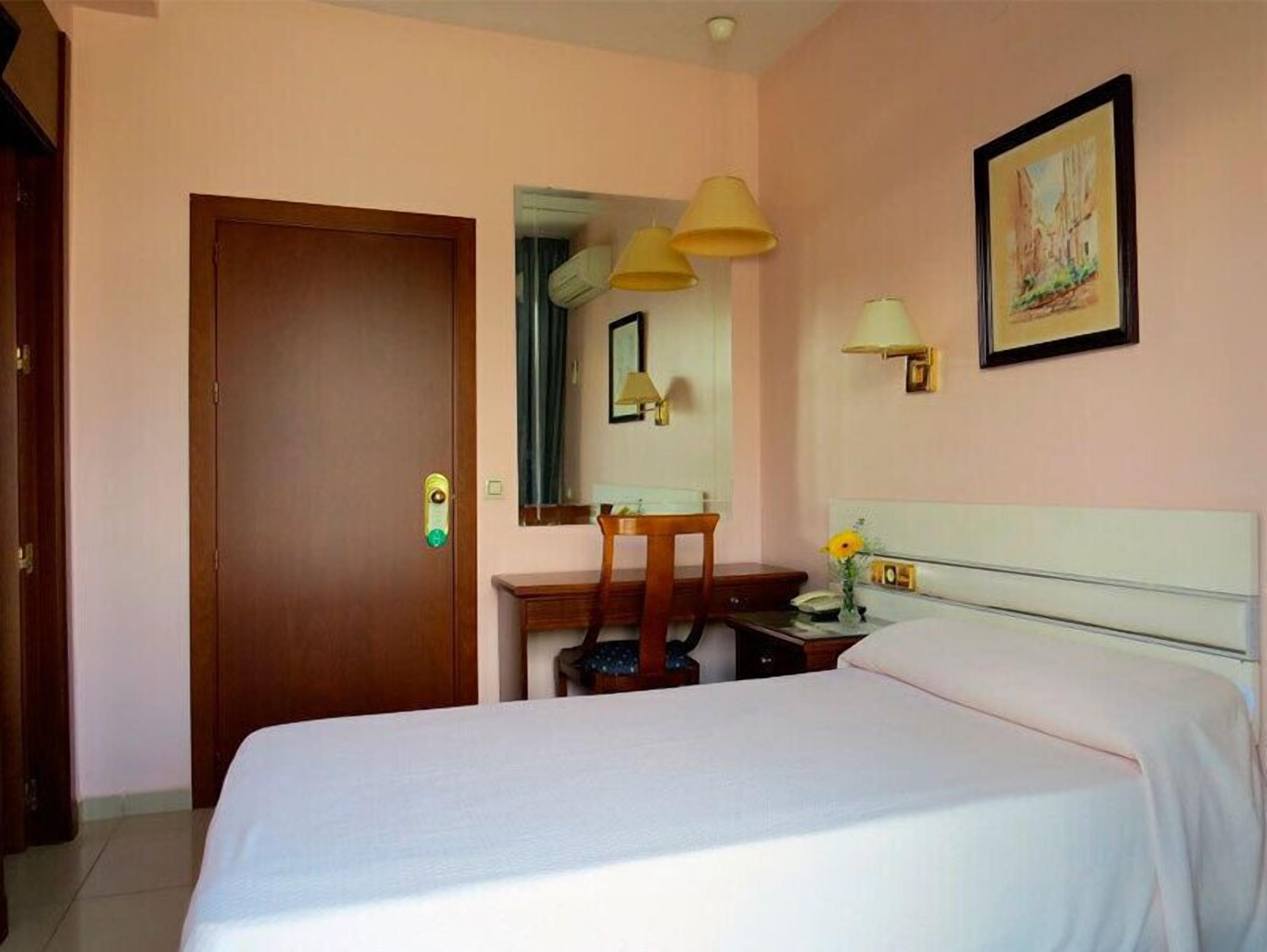 desk, blackout curtains, cots/infant beds, rollaway beds