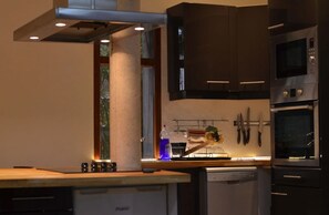 Classic Apartment, Garden View | Private kitchen | Coffee/tea maker, electric kettle