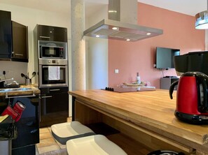 Classic Apartment, Garden View | Private kitchen