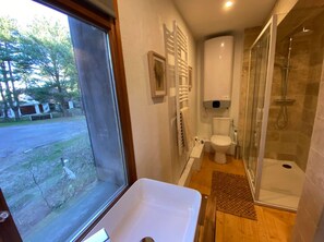 Apartment, Balcony, Garden View | Bathroom