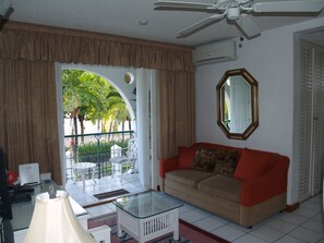 Smart-TV, Bücher, Stereoanlage