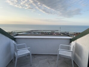 ロイヤル スイート テラス シービュー | ミニバー、セーフティボックス (室内)、デスク、ノートパソコン用作業スペース