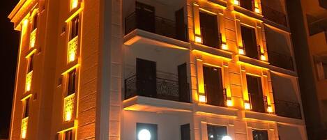 Fassade der Unterkunft – Abend/Nacht