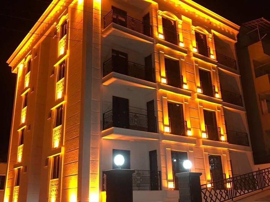 Fachada de la propiedad por la tarde o noche