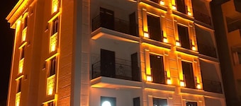 White Golden Suite Hotel