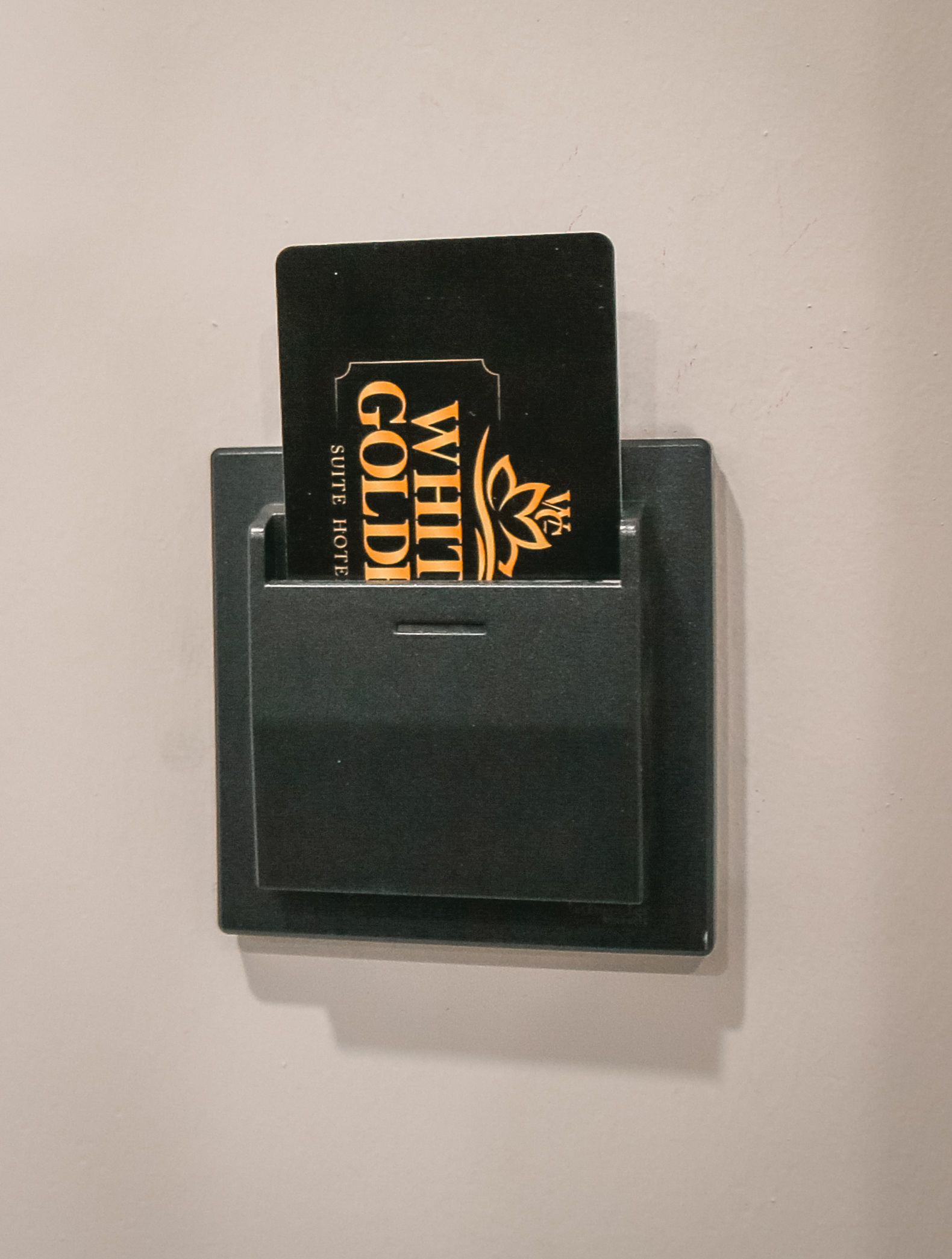 Ranura para tarjetas negra con una tarjeta insertada, etiquetada como 
