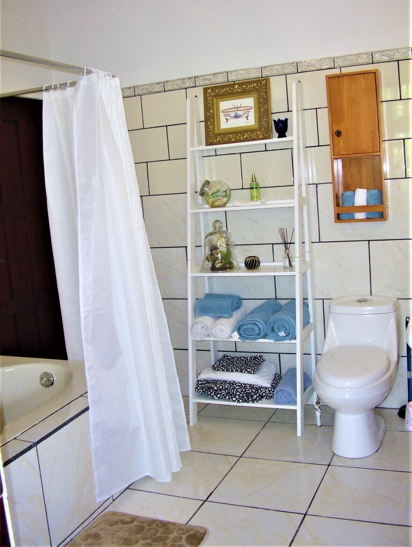 淋浴/盆浴组合、吹风机、毛巾、肥皂