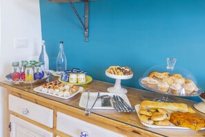 Una mesa de buffet con diferentes alimentos y salsas.