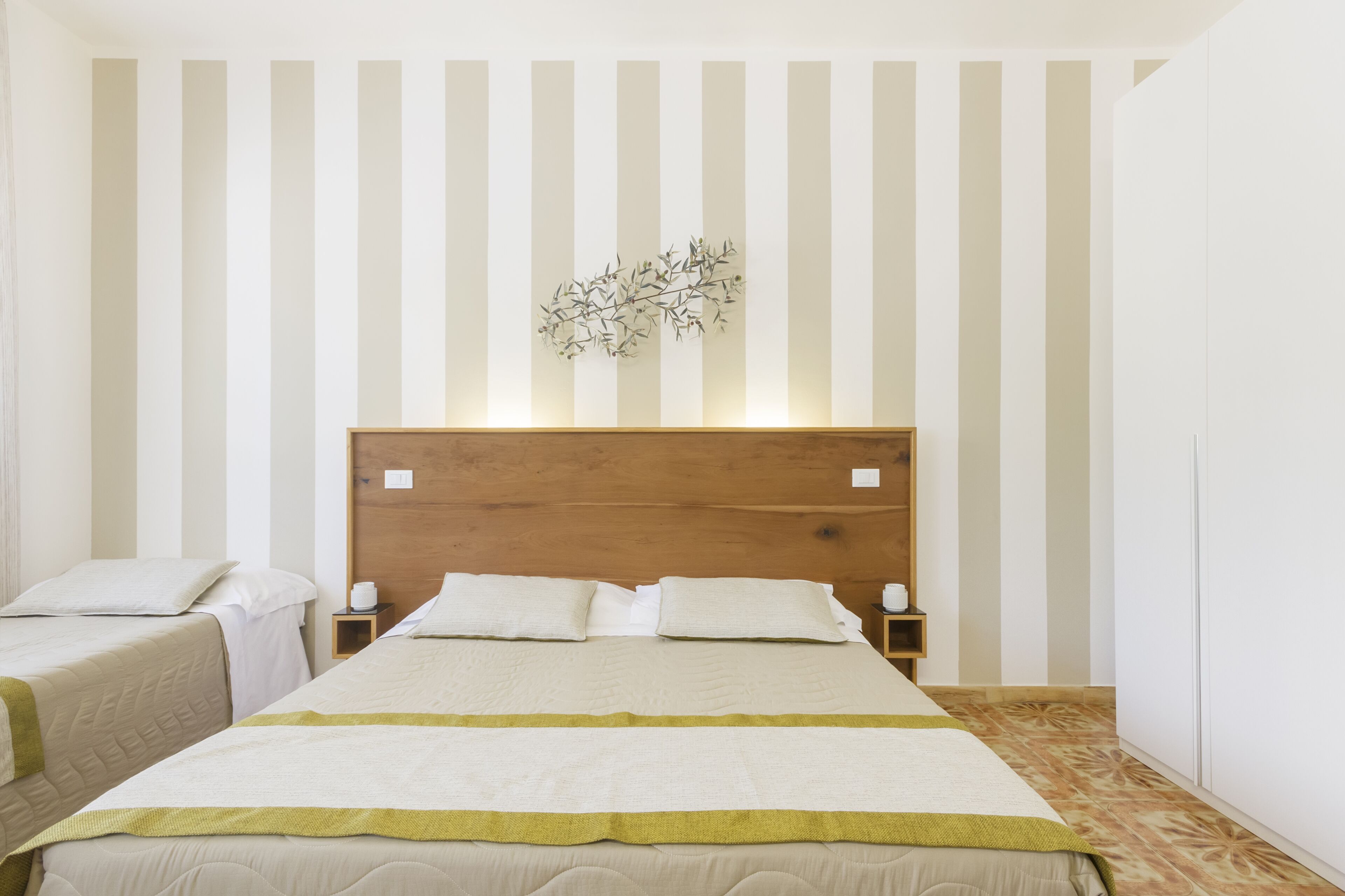 Kamar Quadruple Comfort | Brankas dan didekorasi berbeda-beda