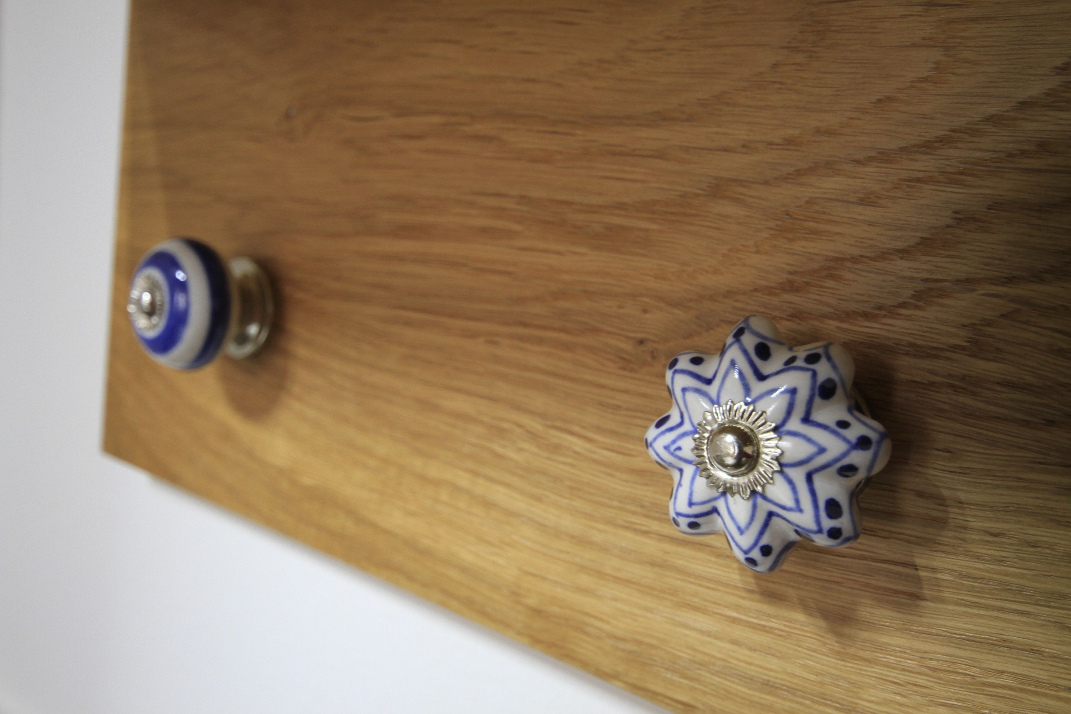 Una tabla de madera con dos tiradores decorativos.