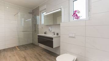 Villa | Bathroom | Shower, rainfall showerhead, free toiletries, hair dryer