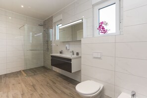 Villa | Badkamer | Een douche, een regendouche, gratis toiletartikelen, een haardroger
