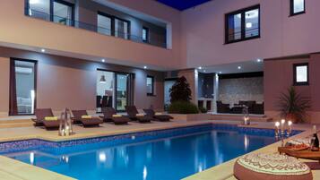 Seasonal outdoor pool, pool umbrellas, sun loungers