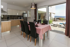 Villa | In-room dining