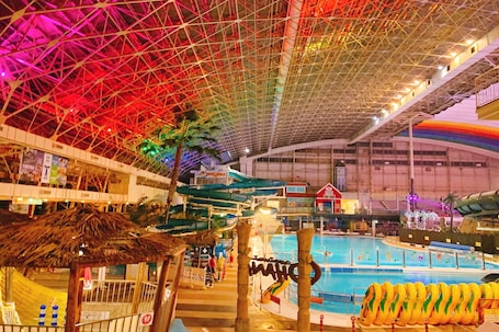 3 piscinas techadas, 2 piscinas al aire libre