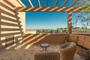 Exclusive-Villa, eigener Pool, Bergblick | Terrasse/Patio