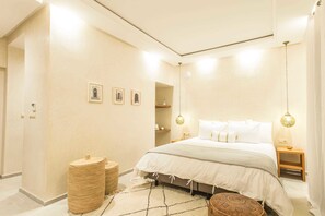 6 عدّة غرف نوم وخزنة داخل الغرفة ومساحة عمل للكمبيوتر المحمول