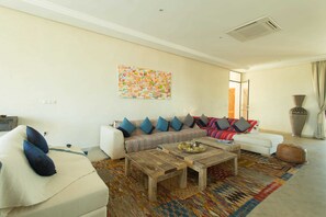 Exclusive-Villa, eigener Pool, Bergblick | Wohnbereich | 55-Zoll-Flachbildfernseher mit Satellitenempfang, Smart-TV, Kamin